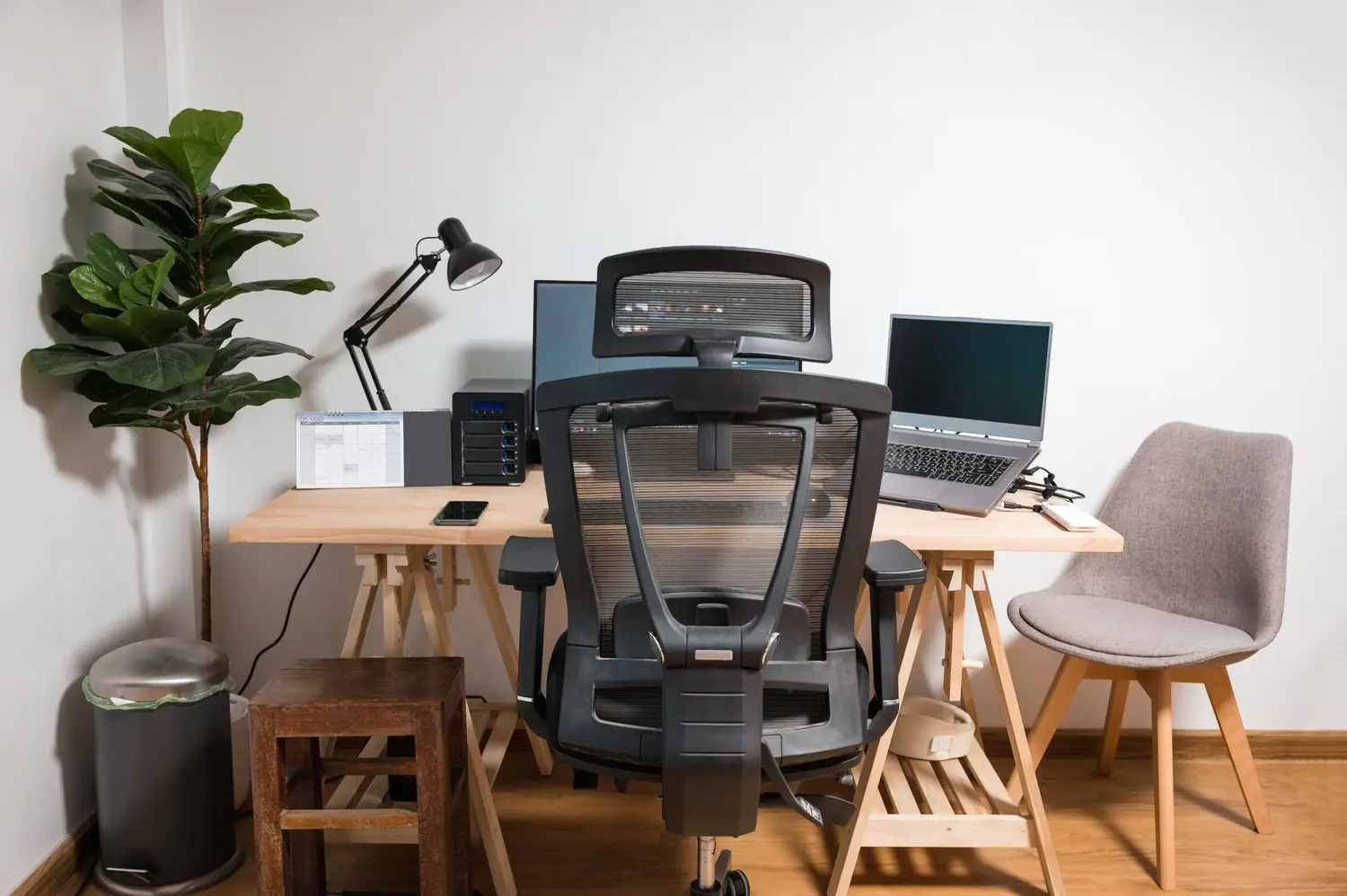 Ergonomiczne biuro w domu organizacja przestrzeni produktywność