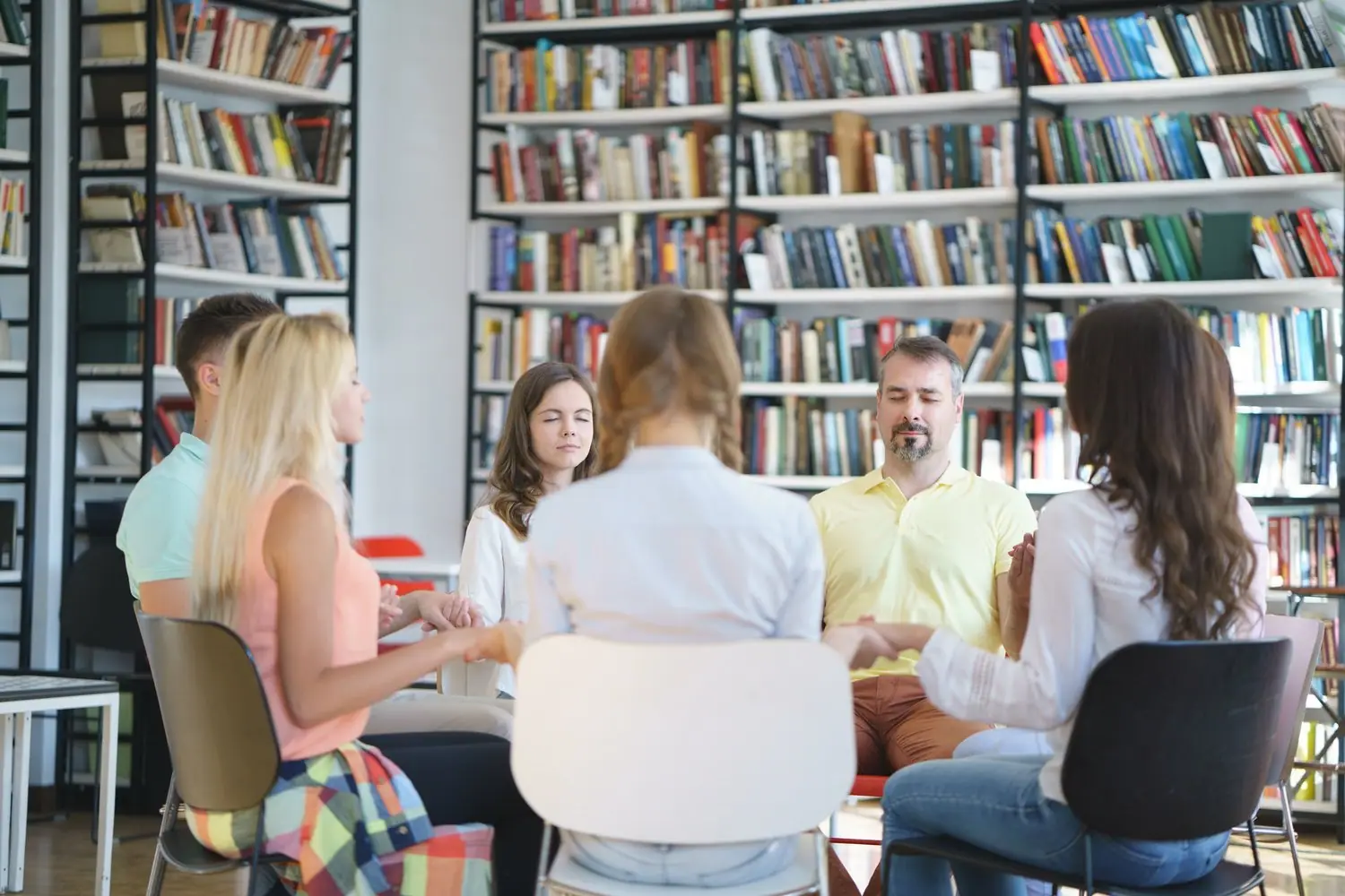 Jak założyć klub książki organizacja spotkań dyskusje literackie