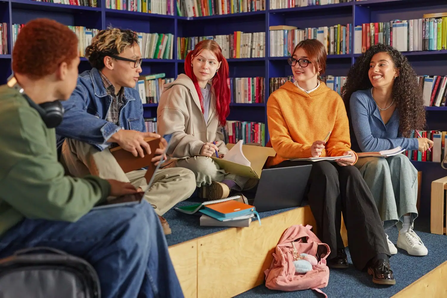 Spotkania literackie prowadzenie dyskusji książka miesiąca klub czytelniczy
