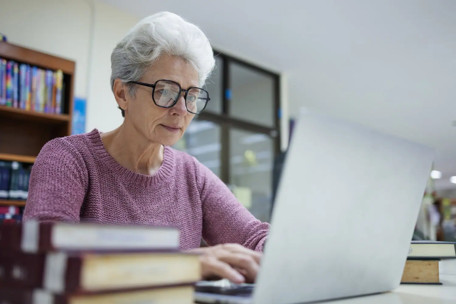 Społeczne inicjatywy wspierające seniorów cyfryzacja edukacja technologiczna