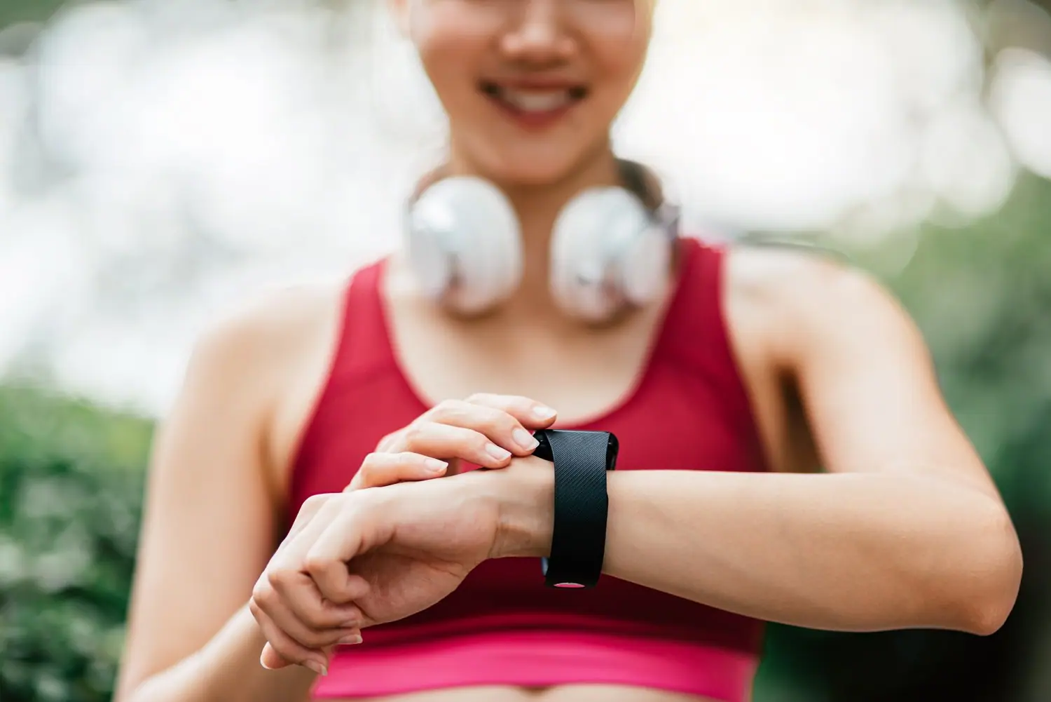 Smartwatch czy opaska fitness jak wybrać urządzenie dopasowane do potrzeb